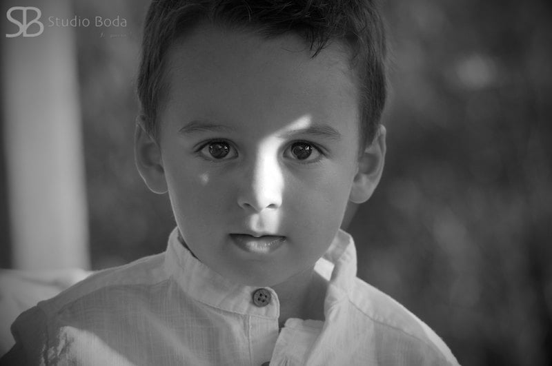 retrao niño exteriores b/n