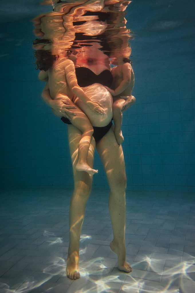 Mamá bajo agua