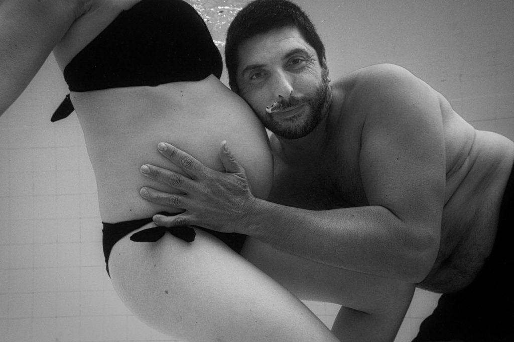 Futuros papás bajo agua