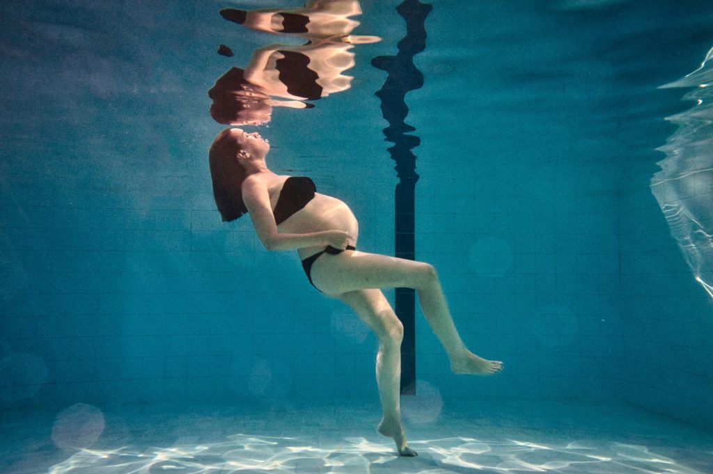 premamá bajo agua