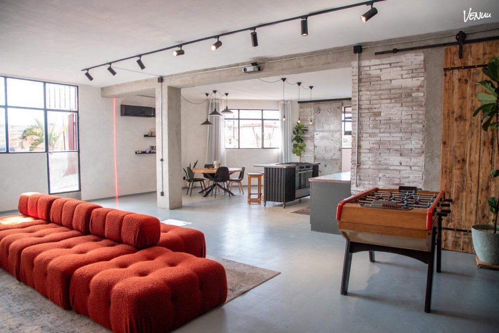 Ático EME en Barcelona, un espacio moderno y luminoso con vistas y diseño versátil.