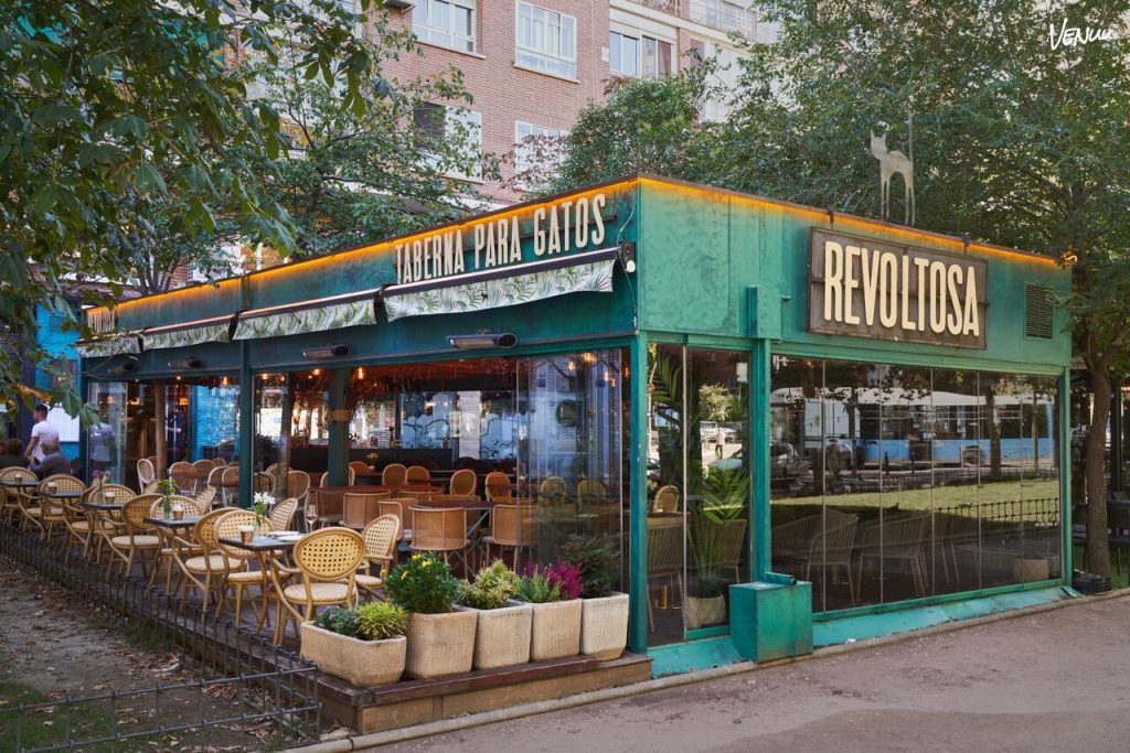 Revoltosa Berlín en Madrid, restaurante urbano ideal para fiestas familiares modernas.