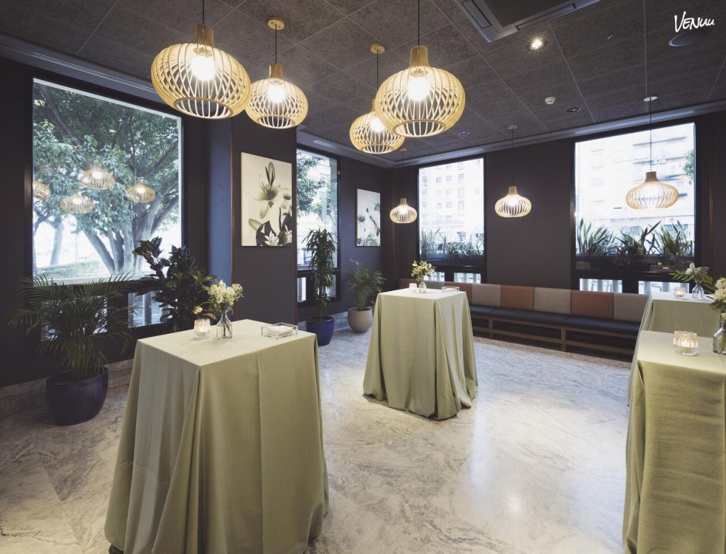 Espacio elegante del Gin Bar, perfecto para celebraciones familiares modernas en Valencia.