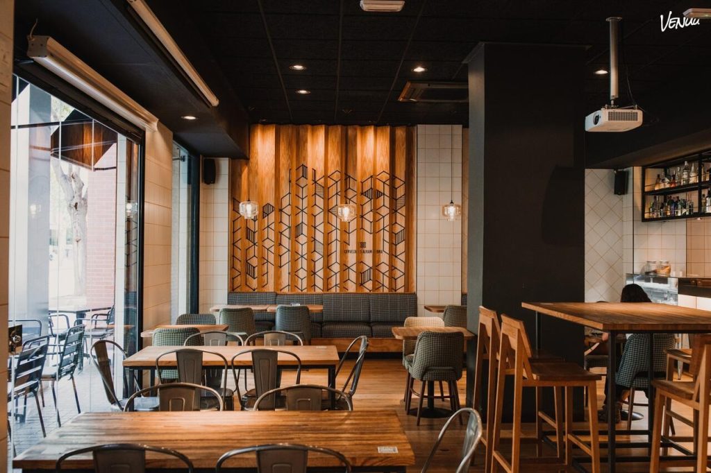 ELBAR Valencia, restaurante moderno junto a la Ciudad de las Artes y las Ciencias para comuniones con estilo.