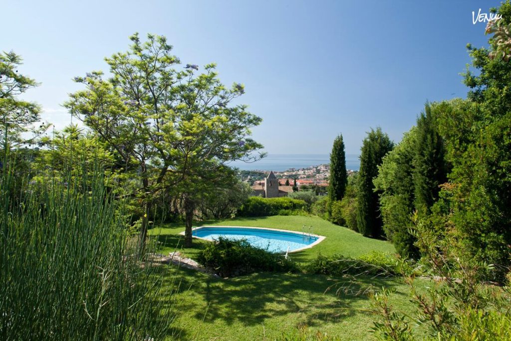 Ca l’Andreu Ecoturisme: masía ecológica con jardín amplio ideal para eventos familiares.