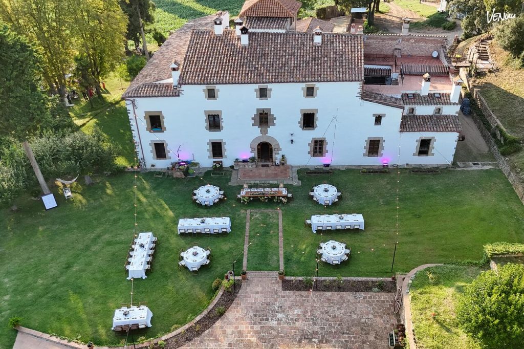 Manso Esmandia jardines amplios y zona exterior para comunión divertida.