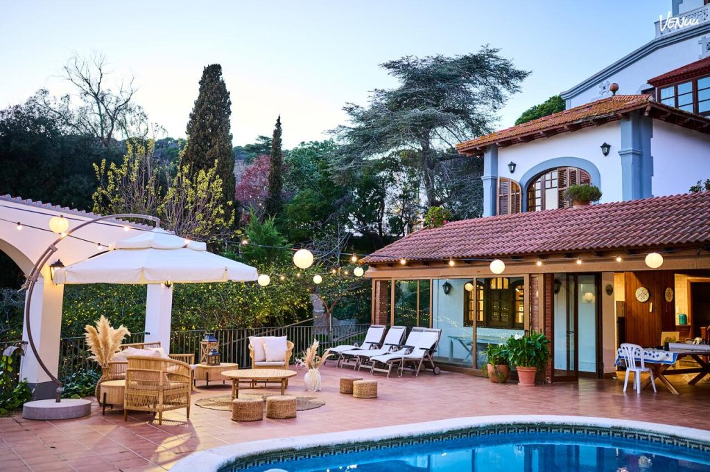 Mas Llavaneres masía con jardín, piscina y vistas al mar ideal para comuniones elegantes.