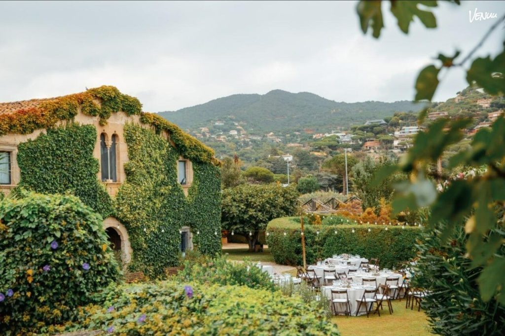 Masia Can Tosca espacio exterior verde y comedor elegante para celebración familiar.