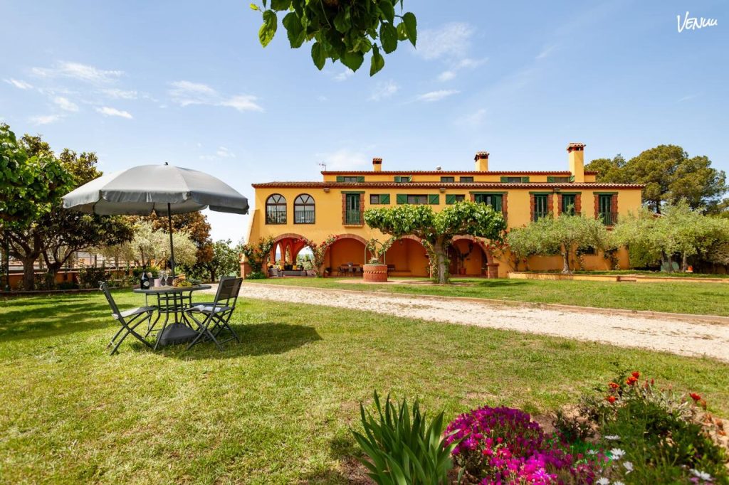 Masía de Cristal jardín y piscina, espacio ideal para comunión íntima y exterior.