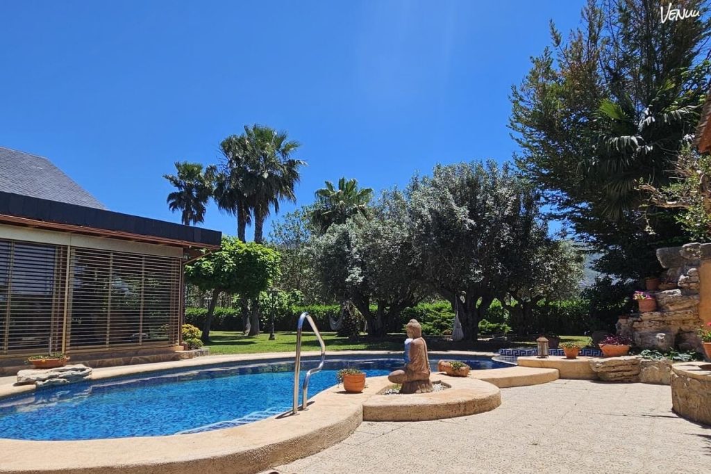 Espacio con piscina y entorno natural en Valencia para celebraciones familiares.